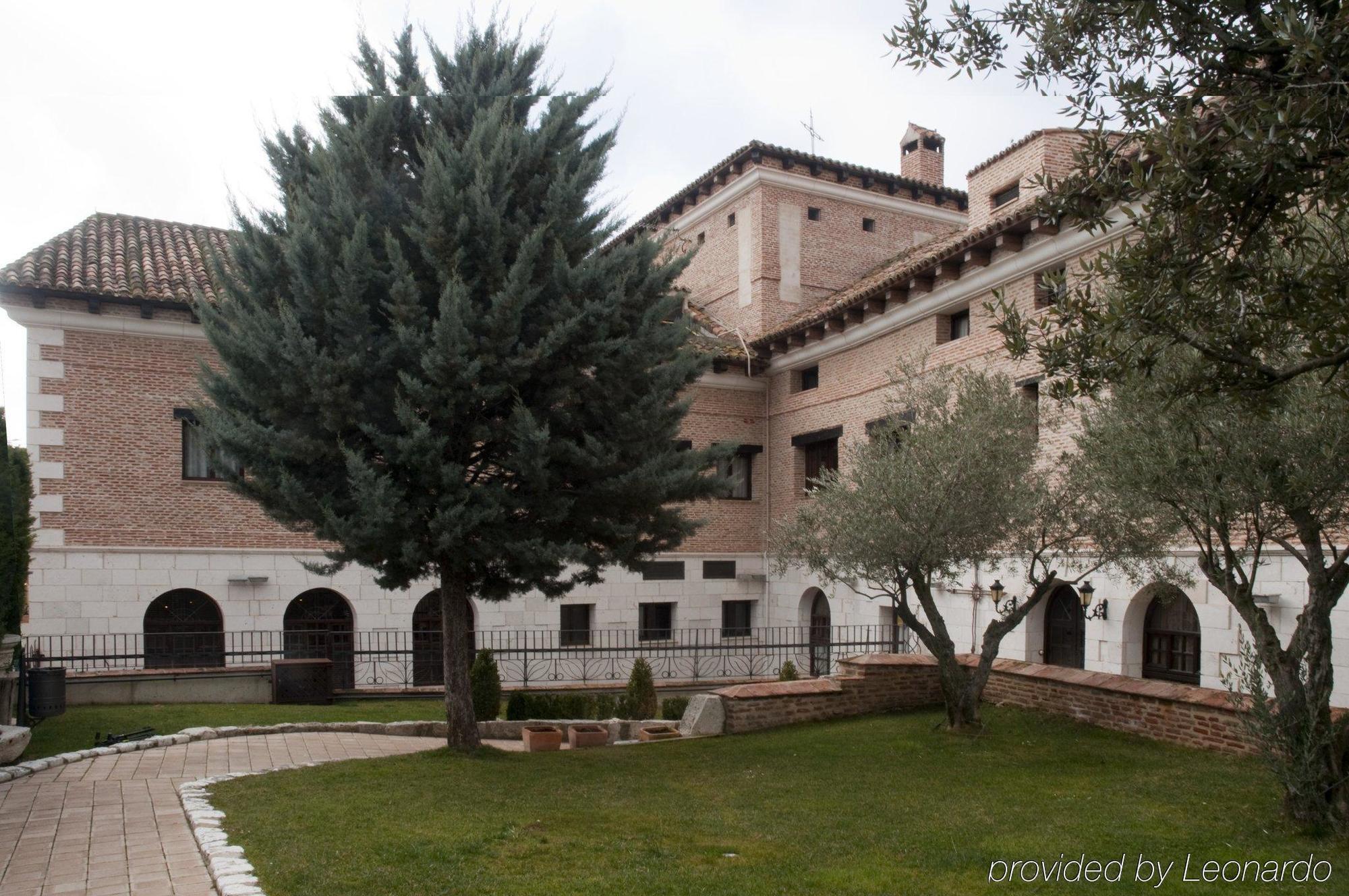 Отель Jardin De La Abadia Арройо-де-ла-Энкомьенда Экстерьер фото